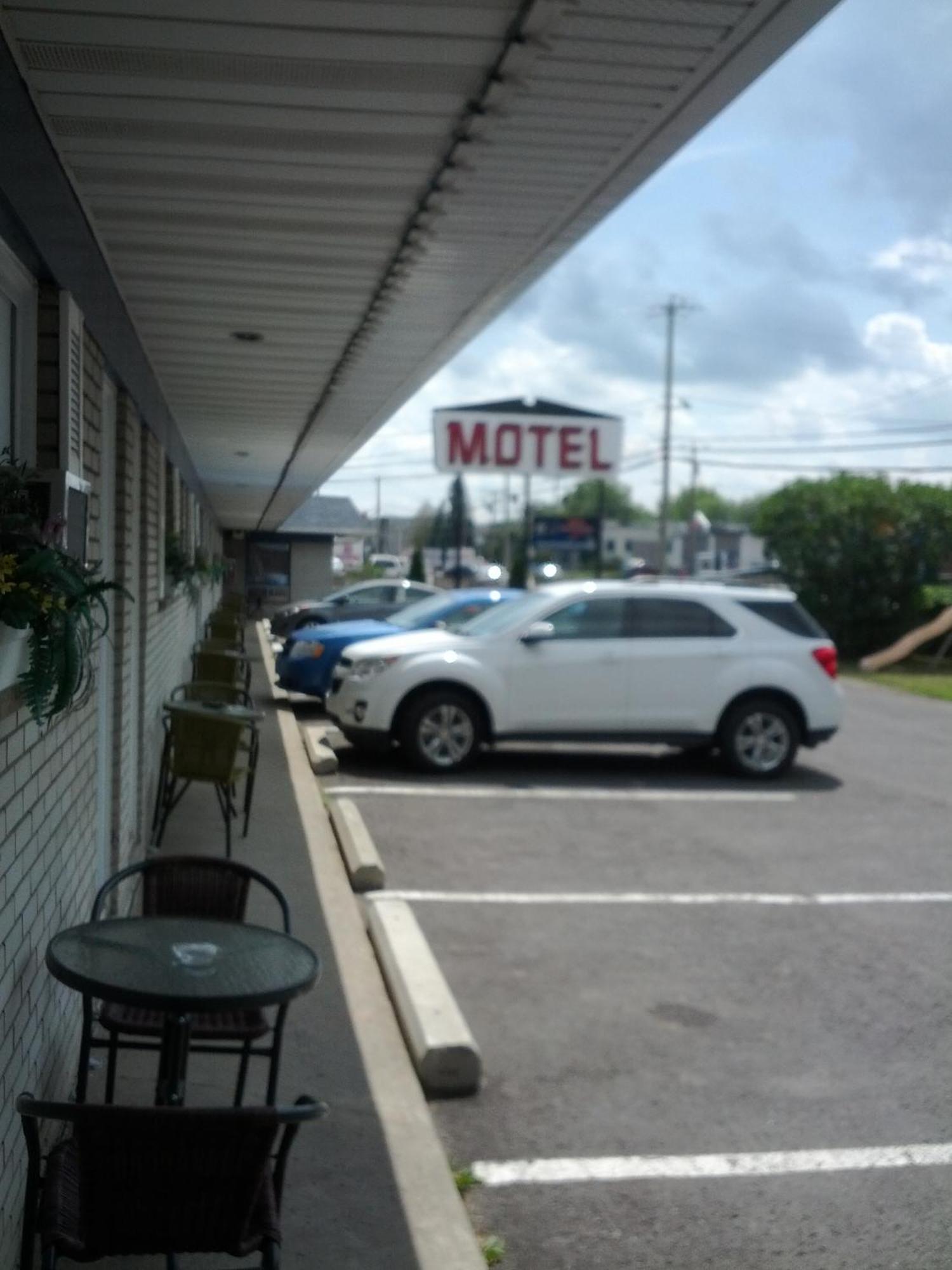 سان جان سور ريشليو Motel Montgolfiere Jp المظهر الخارجي الصورة