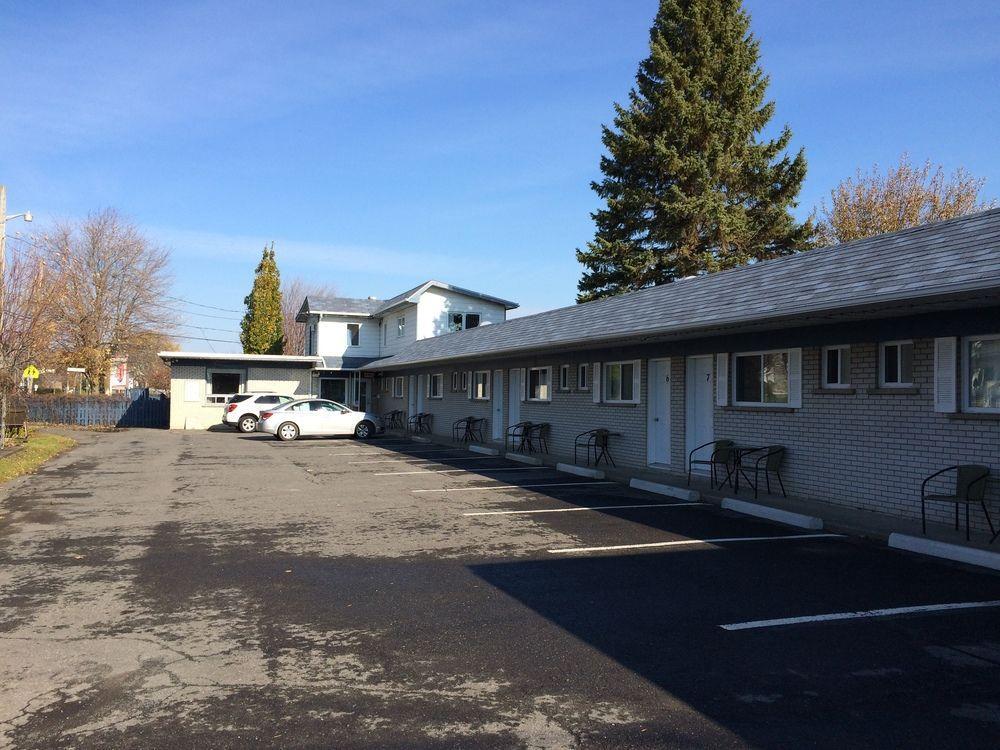 سان جان سور ريشليو Motel Montgolfiere Jp المظهر الخارجي الصورة